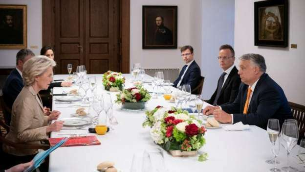 Presidentja e Komisionit Evropian Ursula von der Leyen darkoi me kryeministrin hungarez Viktor Orban të hënën në mbrëmje në Manastirin Carmelite në kështjellën e Budës, që tani është zyra e Kryeministrit, në Budapest.