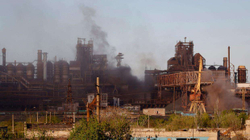 Të paktën 100 civilë janë ende brenda fabrikës së çelikut “Azovstal”