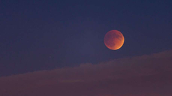 Eklipsi i rrallë hënor që do të ndodhë të dielën e kthen Hënën në të kuqe