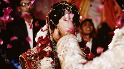 Motrat në Indi aksidentalisht ndërrojnë burrat në dasmë, shkak ndalja e rrymës