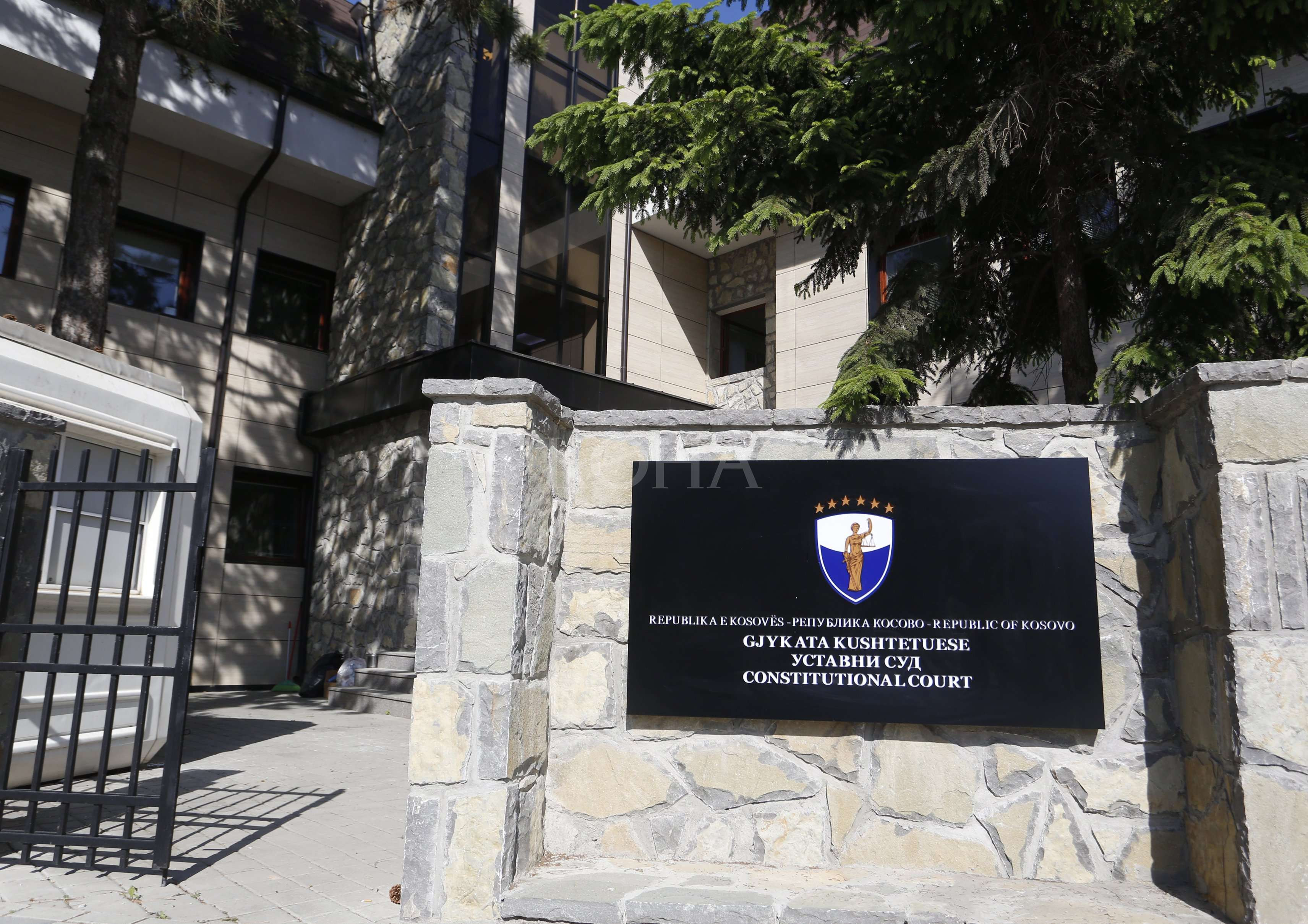 Ustavno sodišče Kosova zahteva spremembo statuta SHSKUK zaradi omejevanja javnih storitev