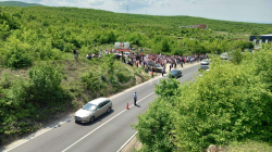 Mbi 300 banorë të Klinës protestojnë kundër ndërtimit të fabrikës së çimentos