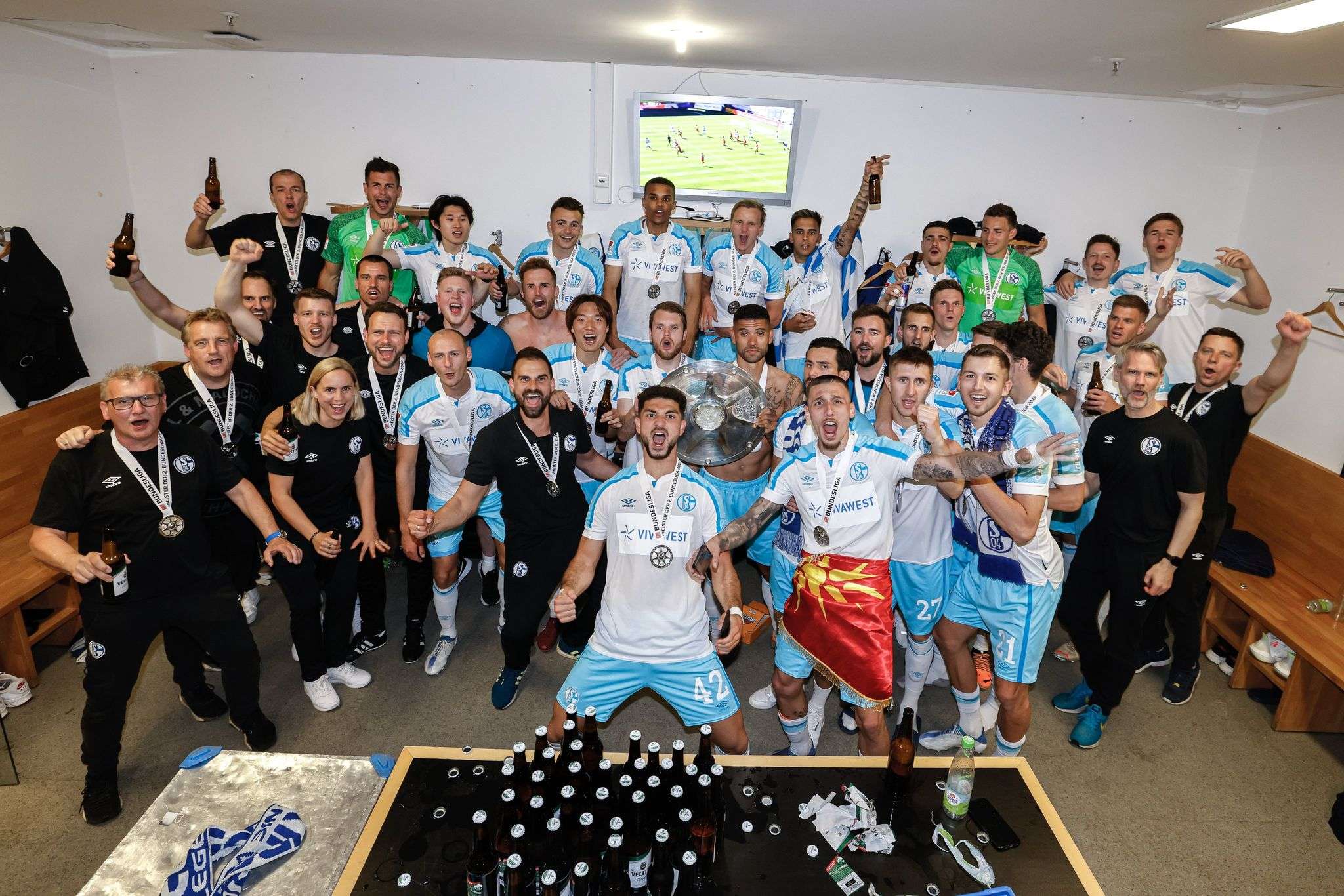 Idrizi asiston në golin që bëri Schalken kampion të Bundesligës 2