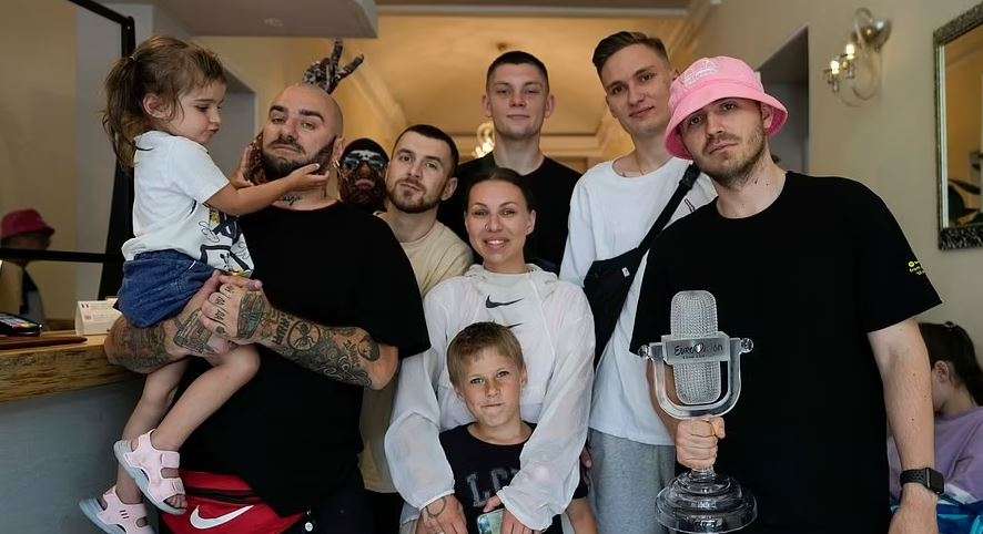 Fituesi i “Eurovisionit” shkon në shtëpi për t'iu bashkuar ushtrisë ukrainase