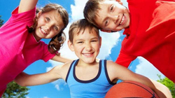 Çfarë përfitojnë fëmijët nëse luajnë basketboll?