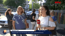 Mësimdhënësit protestojnë me bllokim të rrugës për parkingun