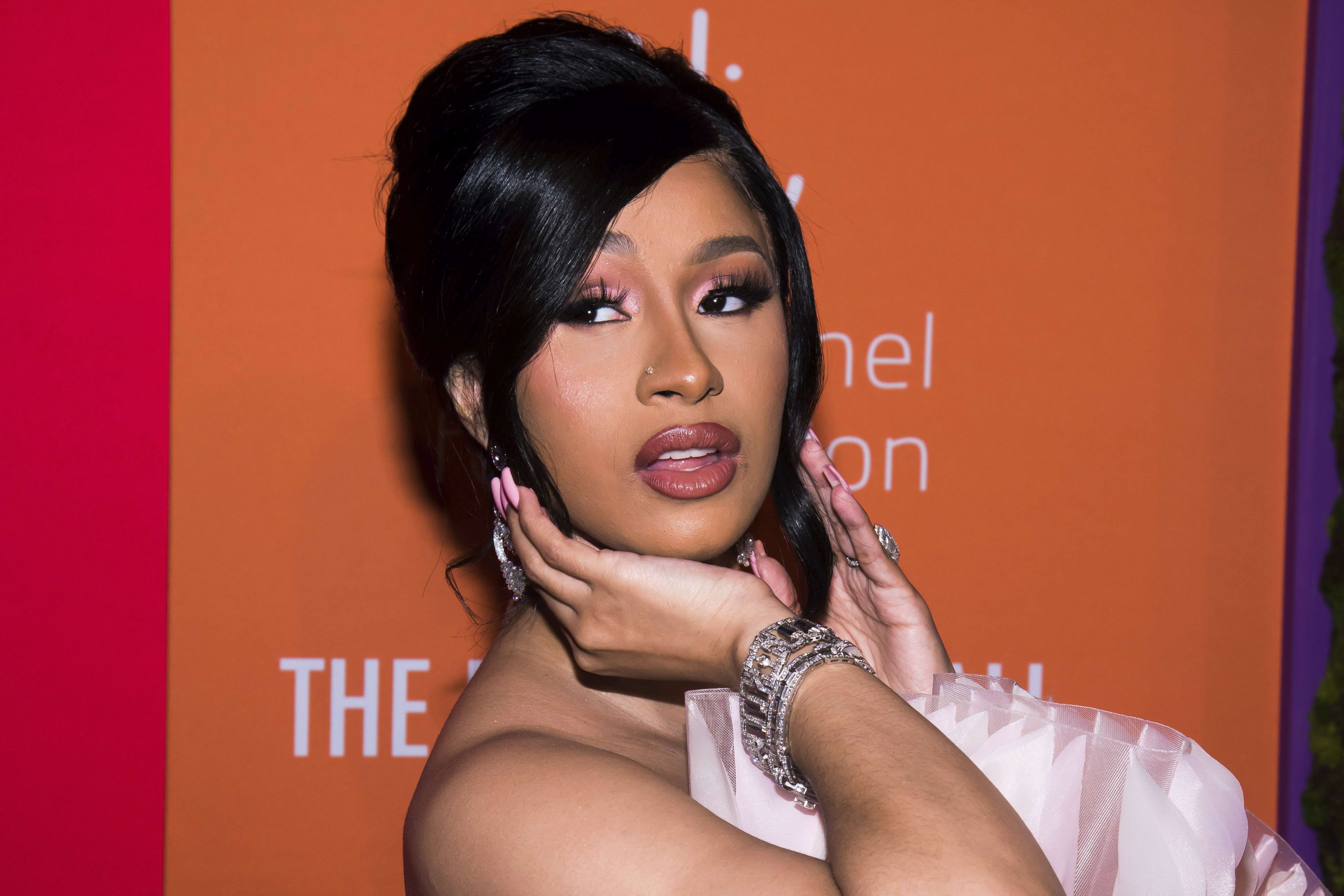 Cardi B dhe të famshëm të tjerë reaguan ndaj sulmit me armë zjarri në Buffalo