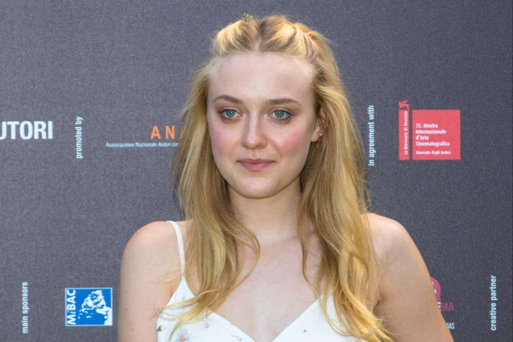 Dakota Fanning mban në qafore qimet e qenit të saj