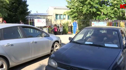 Mësimdhënësit e shkollës “Hasan Prishtina” protestojnë shkaku i parkingjeve