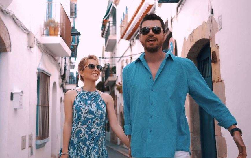 Alban Skenderaj publikon këngën e re, në videoklip me bashkëshorten