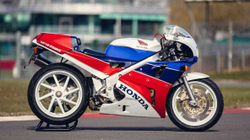 Honda RC30 e vitit 1990 u shit për 77.000 euro