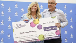 Zbulohet çifti që fitoi në lotari në Britani një shumë rekorde prej 184 milionë funte
