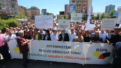 Dry shkollave e mësimdhënësit në rrugë