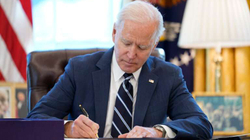 Bideni nënshkruan ndihmën prej 40 miliardë dollarësh për Ukrainën