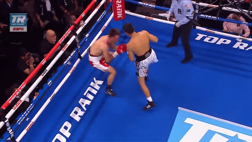 Boksieri kazak impresionon me nokautin e fuqishëm, fiton titullin e përkohshëm të botës