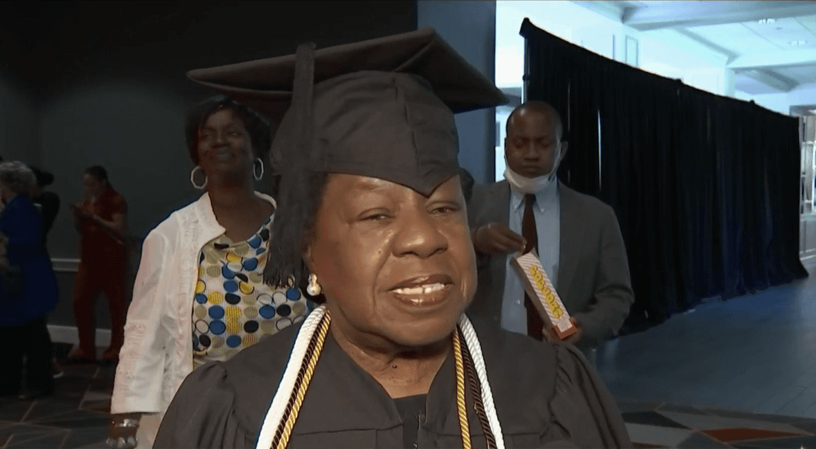 Gruaja nga Maryland diplomon në moshën 82-vjeçare, maj 2022