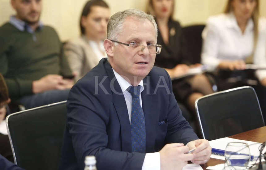 Zëvendëskryeministri i Kosovës, Besnik Bislimi, ka njoftuar se në dialog me Serbinë në Bruksel është trajtuar çështja e marrëveshjes përfundimtare për targat e përkohshme dhe sa i përket energjisë në veri të Kosovës.