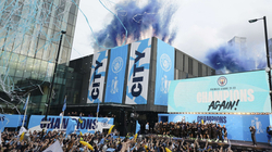 Mijëra tifozë festuan titullin e Manchester Cityt 