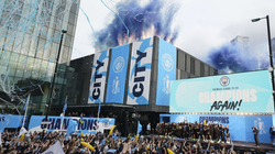Mijëra tifozë festuan titullin e Manchester Cityt