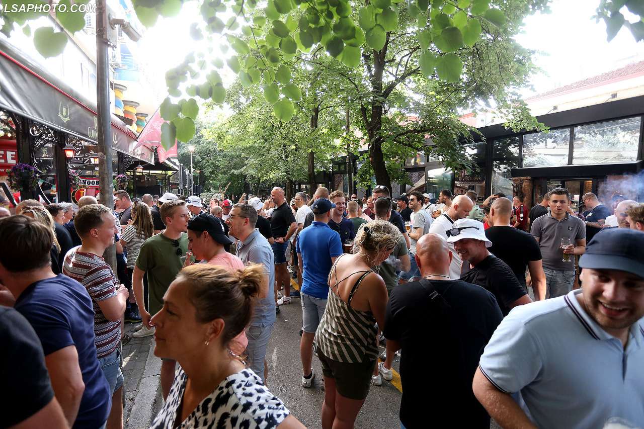 Përshkallëzohet situata në Tiranë, tifozët e Feyenoordit sulmojnë policët