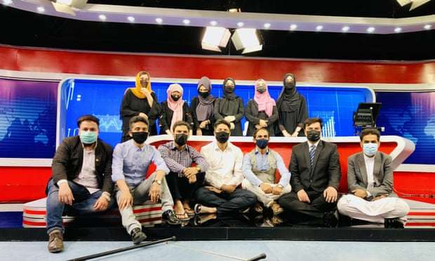Solidarizimi me gratë afgane, prezantuesit vënë maskat gjatë transmetimeve televizive