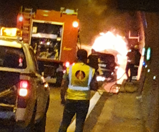 Një veturë është kapluar nga flakët gjatë mbrëmjes të së enjtes në tunelin e Kalimashit, pjesë e Rrugës së Kombit.