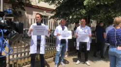 Specializantët protestojnë para MSH-së, kërkojnë realizimin e kërkesave të tyre