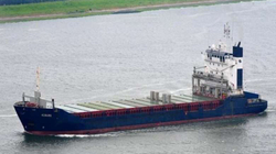 Hyn një anije në portin e Mariupolit, ngarkon metale për t’i dërguar në Rusi