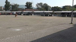 Tregtarët në Mitrovicë shesin në trotuare, tregu mbetet jofunksional