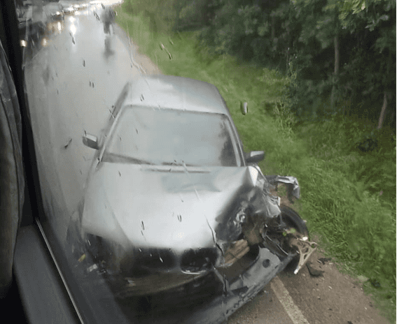 Një aksident trafiku ka ndodhur të dielën në Klinë.  Koha ka siguruar pamje nga vendi i ngjarjes, ku shihet se një veturë e tipit “BMW”, ka pësuar dëme të konsiderueshme.