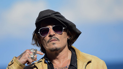 Johnny Depp befason fansat në koncertin e Jeff Beckut