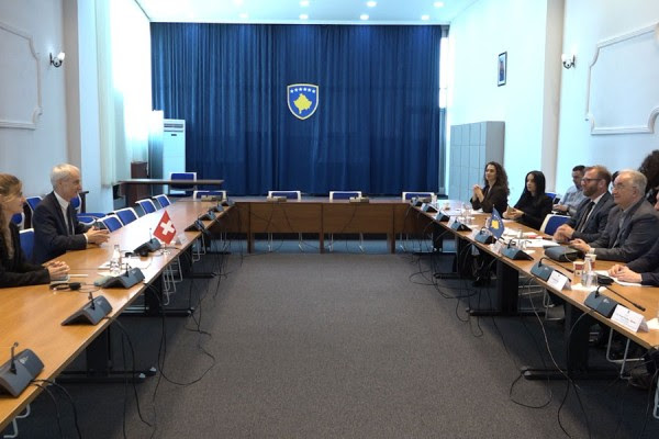 Deputetët dhe ambasadori i Zvicrës flasin për vazhdimin e mandatit të ushtarëve zviceranë të KFOR-it