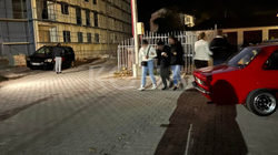 Familjarët po i tërheqin të moshuarit nga shtëpia ku ndodhi sulmi fizik
