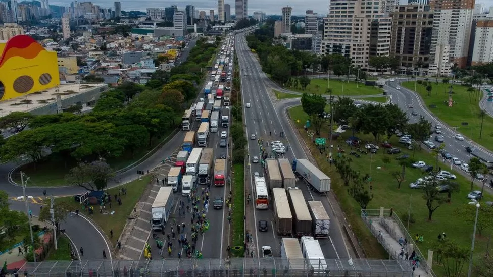 Bolsonaro u thotë kamionistëve protestues të tërhiqen nga rruga