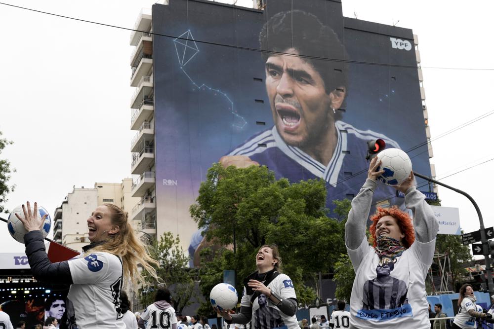 Një mural gjigant i Maradonës shfaqet në Argjentinë në prag të Botërorit