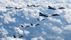 Koreja e Veriut lëshon raketa të tjera, SHBA-ja fluturon bombarduesit mbi Korenë e Jugut