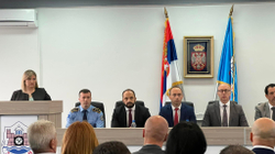 Serbët vendosin sot nëse do të largohen nga institucionet e Kosovës