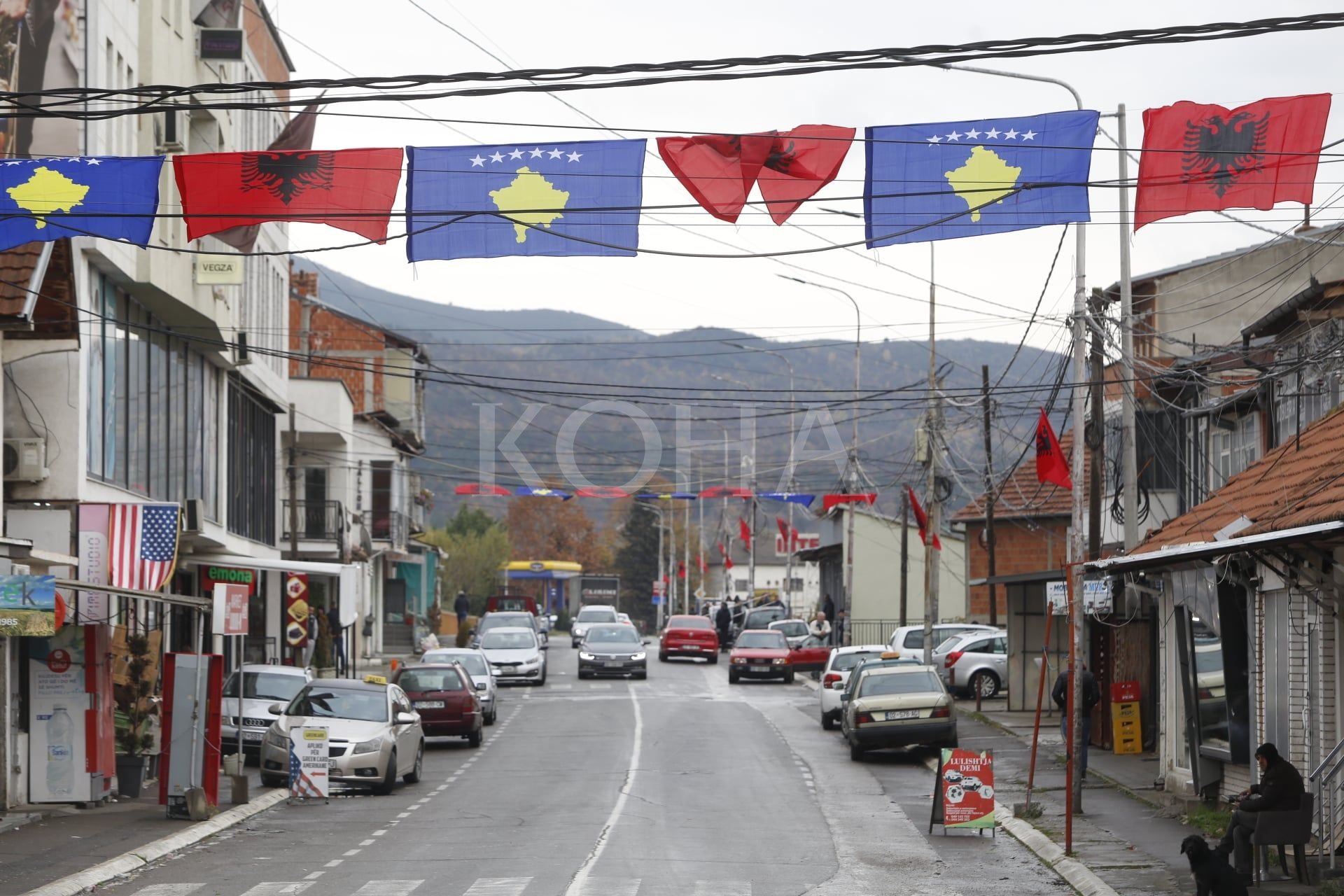 Flamuj të Kosovës dhe kombëtarë vendosen në Lagjen e Boshnjakëve në veri të Mitrovicës