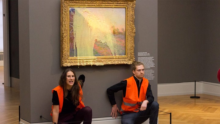 Më 23 tetor, aktivistët e klimës hodhën pure patatesh mbi pikturën e famshme botërore të Claude Monet “Haystack” në muzeun Barberini, në Potsdam, afër Berlinit