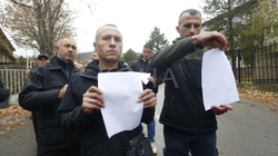 Policët serbë dorëzojnë dorëheqjet në stacionin policor në veri