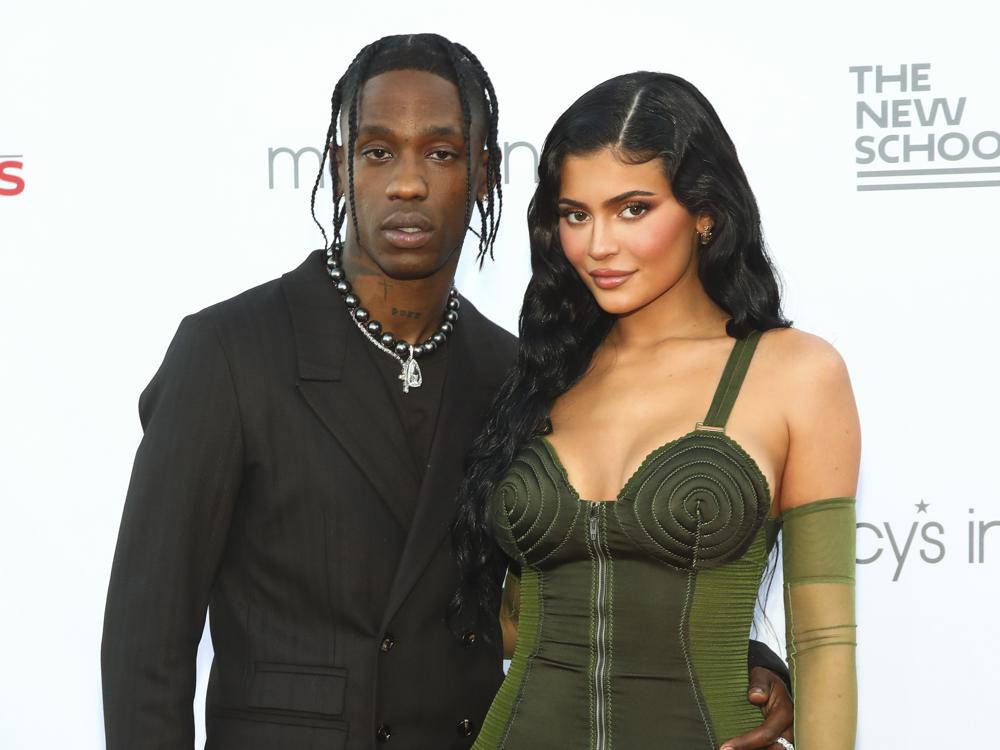 Pasi u akuzua për tradhti Travis Scott poston fotografi krah Kylie Jennerit