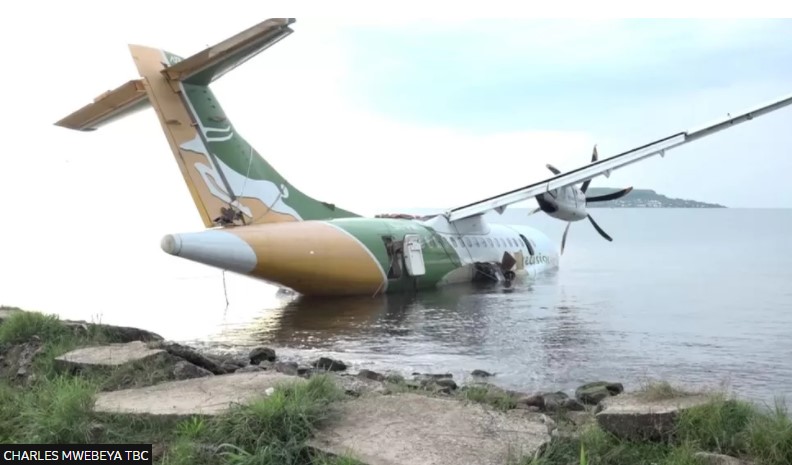 Peshkatari në Tanzani u shpall hero pasi ndihmoi të nxirreshin pasagjerët nga aeroplani që u rrëzua