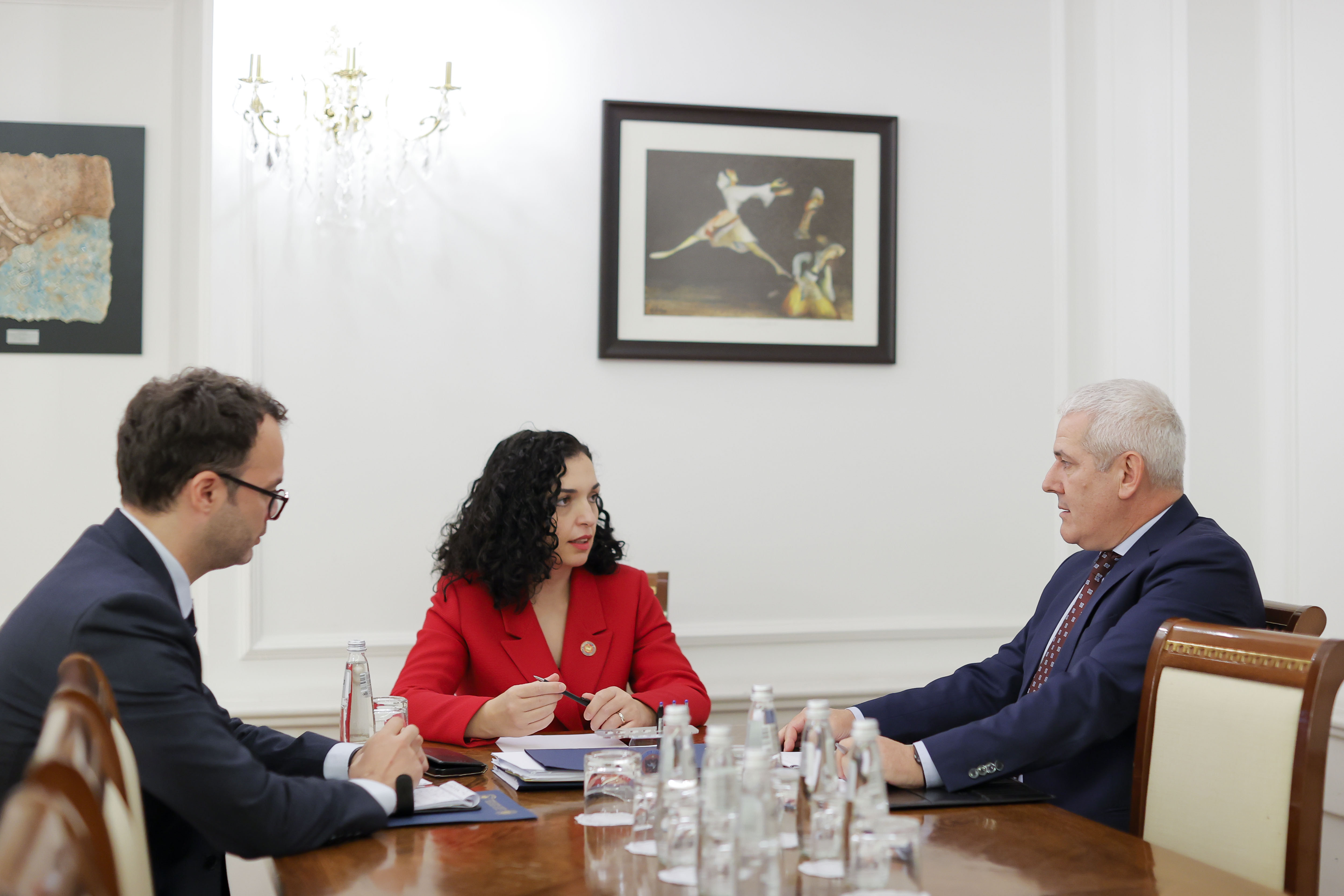 Osmani pret Sveçlën në takim, flasin për zhvillimet e fundit në veri