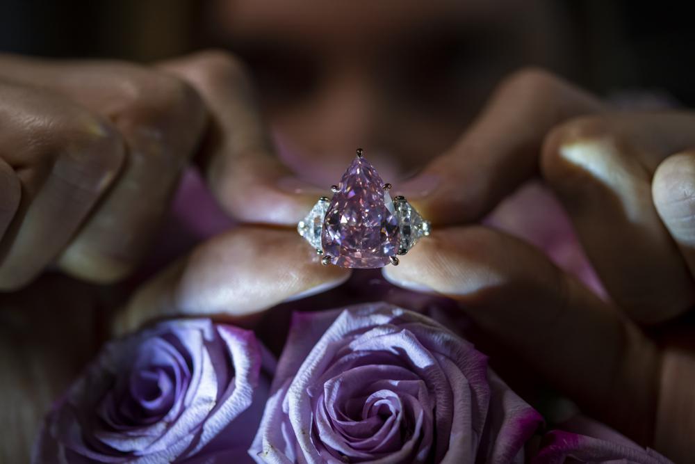 Diamanti rozë 18-karatësh blihet për mbi 28 milionë franga