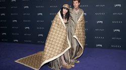 Billie Eilish e bën në mënyrë të çuditshme paraqitjen e parë me të dashurin