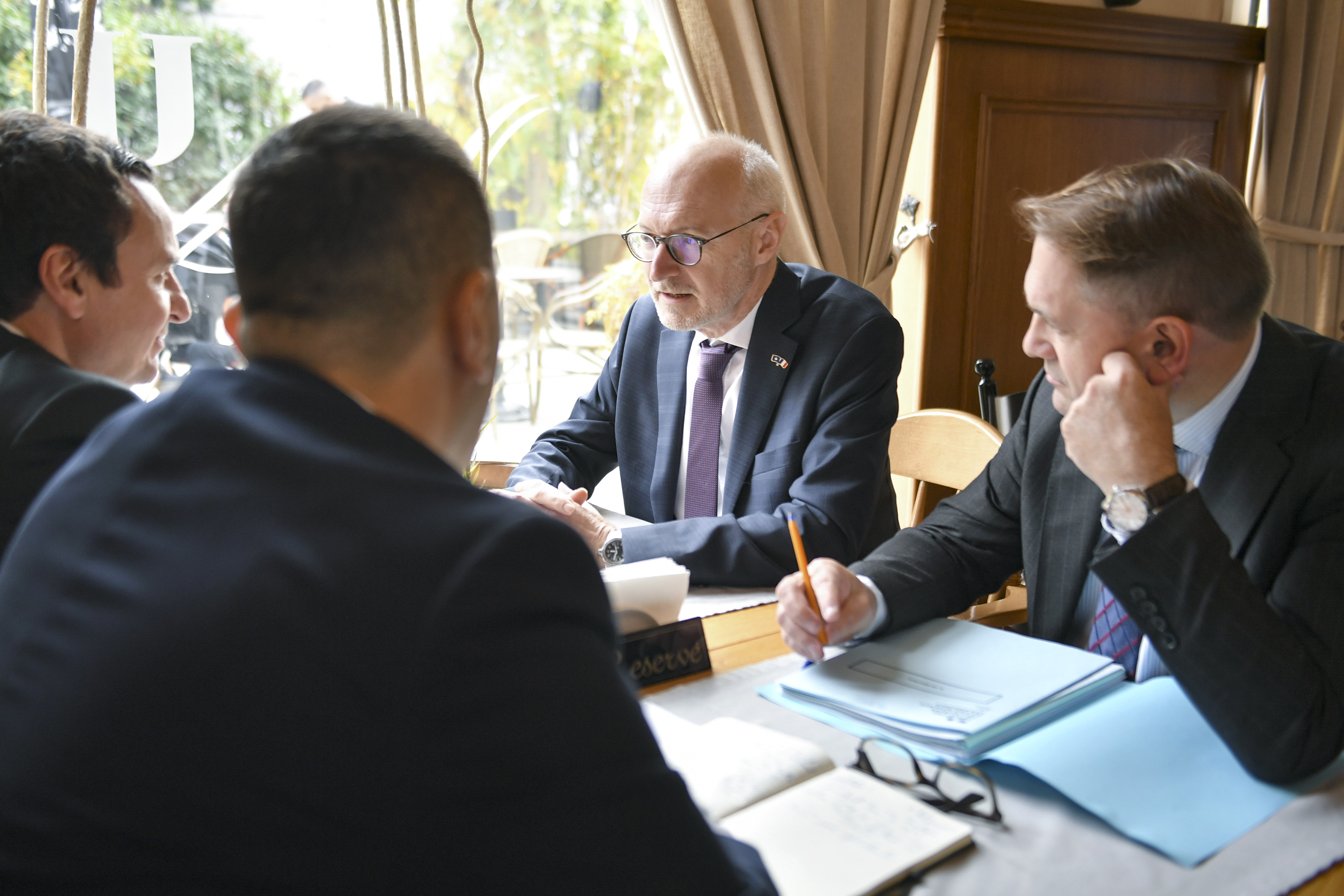 Kurti takohet me ambasadorin francez, flasin për situatën në veri