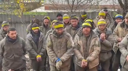 Duarlidhur e me shenja identifikimi, Ukraina shfaq robërit rusë [VIDEO]