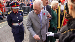 Mbreti Charles me bashkëshorten gjuhen me vezë nga një qytetar