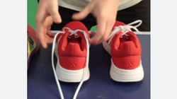 Spanjolli lidh lidhëset e tri palë këpucëve për më pak se 10 sekonda