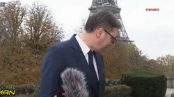 Vuçiqit gati t’i bjerë në kokë një reflektor në Paris